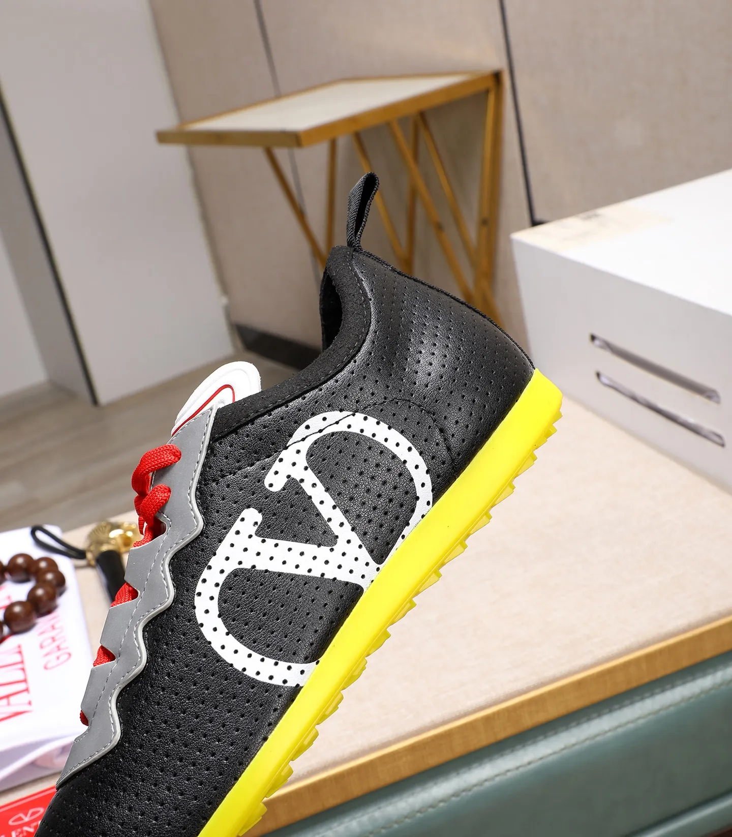 Men's Men's Shoes 💰620 VALENTINO 🌹🌹🌹2025 Valentino's latest spring sneakers! The counter 🔥 recommends RUNBOOT, which is lightweight and comfortable. It has a multi-functional design that integrates blue sneakers, running shoes, and fashionable sneakers to create a cool on-foot effect. ♥️♥️Fashionable sneakers that are sought after by many popular celebrities and fashion influencers♥️♥️. 👉All-round original 1:1 high-end production 👉Fabrics: Two options: delicate, soft and comfortable eyelet lambskin and high-end technical fabrics 👍Super soft suede special lining inside 👍Outsole wear-resistant TPU material 👍Full set of original counter packaging